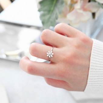 Cute Daisy Petal Charm Silver Plated Ring Band